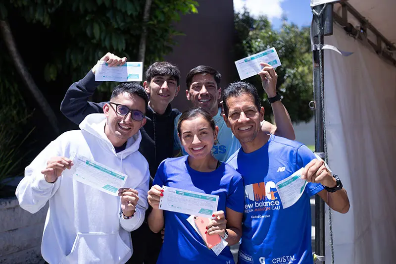 Grupo de personas que ganaron la inscripción para la media maraton