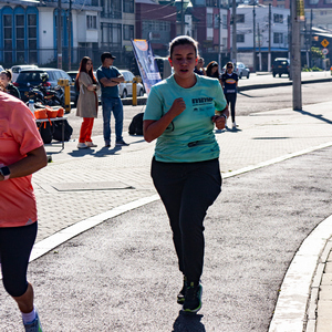 Mujer corriendo en un parque urbano como parte de su entrenamiento para la mmB