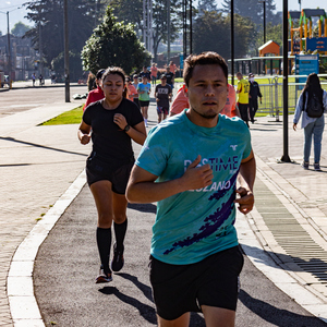 Grupo de corredores haciendo ejercicios de velocidad para la media maratón de bogotá