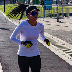 Mujer corriendo en la ciudad como parte de su entrenamiento para la Media Maratón de Bogotá