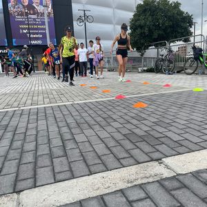 Grupo de corredores realizando ejercicios de velocidad