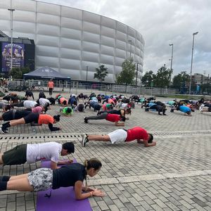 Grupo haciendo ejercicios de core para fortalecer su abdomen como corredores