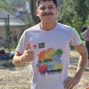 Hombre con camiseta de competencia de la media maratón de bogotá 2022