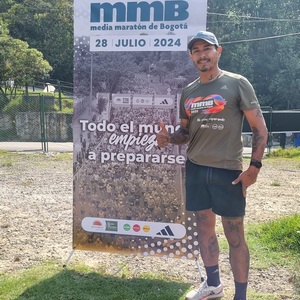 Corredor disfrutando de una foto durante su entrenamiento para la media maratón de Bogotá
