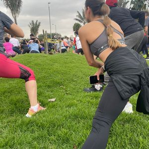 Mujer estirando despue´s del entrenamiento atletico