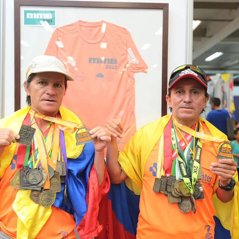 Dos hombres con 20 medallas de la media maratón de bogotá