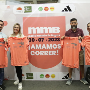 Cuatro personas mostrando la camiseta oficial de la mmB 2023