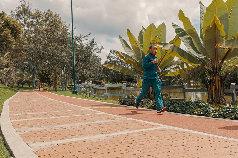 Hombre corriendo en el Parque Simón Bolívar