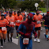 Spiderman corriendo la media maratón de Bogotá