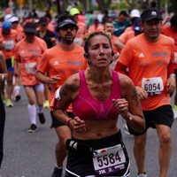 Mujer corriendo esforzada