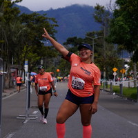 Mujer feliz en la media maratón de Bogotá 2023