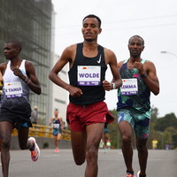 Atletas élite corriendo en Bogotá