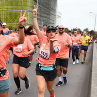 Grupo de amigos corriendo juntos en la media maratón de Bogotá 2023