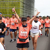Participantes corriendo bajo el sol en la media maratón de Bogotá 2023