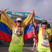 Hombres con medallas 20 medallas de las diferentes ediciones de la media maratón de Bogotá
