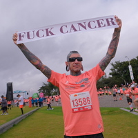 Hombre corriendo contra el cancer