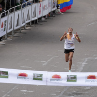Atleta élite a punto de cruzar la línea de la meta de la media maratón de Bogotá 2023