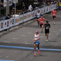 Atleta cruzando la línea de meta de la media maratón de Bogotá 2023