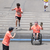 Atleta en condición de discapacidad mostrando determinación y esfuerzo