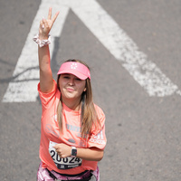 Mujer con camiseta de competencia de la media maratón de Bogotá 2023