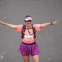 Mujer disfrutando del recorrido en la media maratón de Bogotá 2023