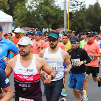 Corredores reflejando el espíritu deportivo en la media maratón de Bogotá 2023