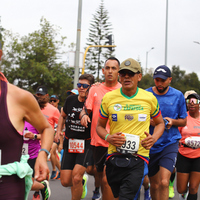 Atletas corriendo en las calles de Bogotá durante la media maratón 2023