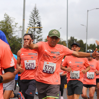 Atletas corriendo en las calles de Bogotá
