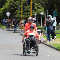 Atleta en silla de ruedas participando en la media maratón de Bogotá