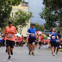 Corredores de diversas edades participando en la media maratón de Bogotá 2023