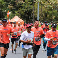 Corredores disfrutando del evento en la media maratón de Bogotá 2023