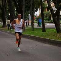 Atleta élite en un tramo llano de la media maratón de Bogotá 2023