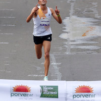 Corredor profesional liderando la carrera en la media maratón de Bogotá 2023