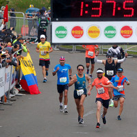 Jóvenes corredores mostrando determinación en la media maratón de Bogotá 2023
