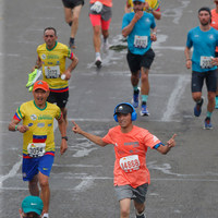 Corredores cruzando la meta en la media maratón de Bogotá 2023