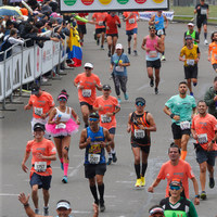 Corredores en el último tramo de la media maratón de Bogotá 2023