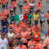 Corredores alcanzando metas personales en la media maratón de Bogotá 2023