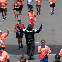 Corredores felices al cruzar la línea de meta en la media maratón de Bogotá 2023
