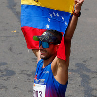 Hombre con la bandera de Venezuela