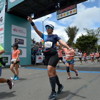 Mujer en la línea de meta de la media maratón