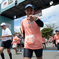 Corredor celebrando su llegada a la meta en la media maratón de Bogotá 2023