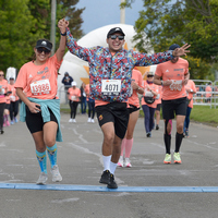 Pareja corriendo juntos en la media maratón de Bogotá 2023
