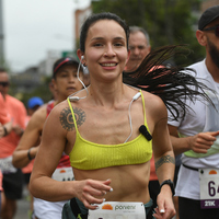 Mujer corriendo la carrera atlética