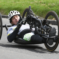 Atleta con discapacidad superando sus límites en la media maratón de Bogotá 2023