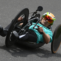 Atleta con discapacidad superando sus límites en la media maratón