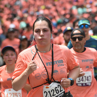 Mujer corriendo con determinación