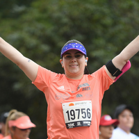 Mujer disfrutando del recorrido en la media maratón de Bogotá 2023