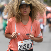 Mujer cansada corriendo
