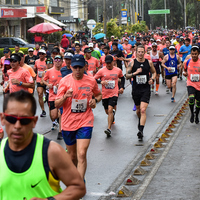 Corredores con espíritu de camaradería en la media maratón de Bogotá 2023