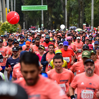 Corredores con camisetas de la media maratón de Bogotá 2023